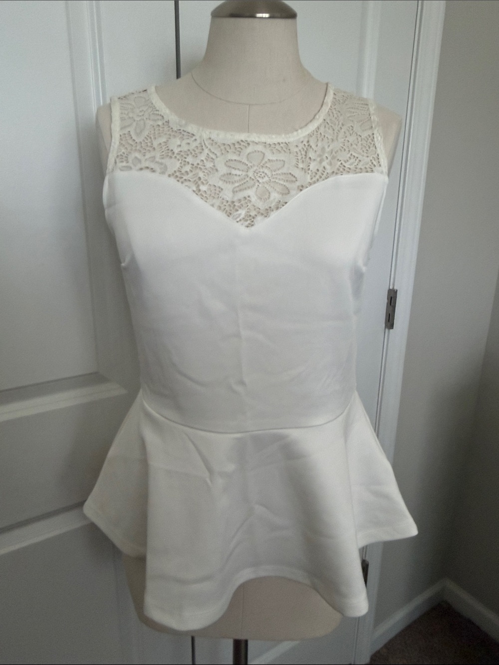 H&M Cream Crochet Lace Sleeveless Top